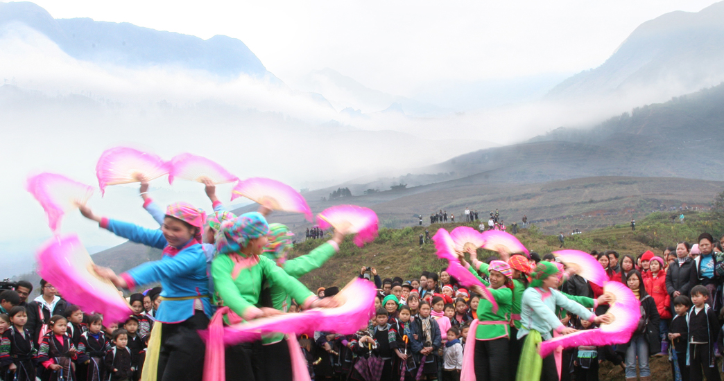 Description: Lễ hội xuống đồng trong mây núi Sa Pa. 